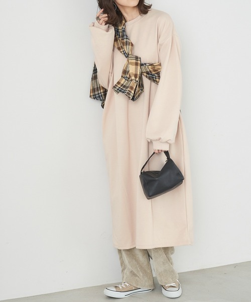 Chaco closet(チャコ クローゼット)の「ボリュームスリーブ ポケット付き 丸首 スウェットワンピース(ワンピース・レディース・スモークピンク/ネイビー/マスタード/オフホワイト/ブラック/カーキ/ベージュ/杢グレー/モカ/テラコッタ/ラベンダー/グリーン系その他/グレイッシュベージュ/オレンジ系その他/ライトグリーン/ブルーパープル/イエロー・FREE)」の21枚目の写真