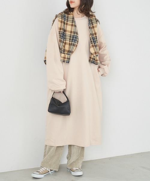 Chaco closet(チャコ クローゼット)の「ボリュームスリーブ ポケット付き 丸首 スウェットワンピース(ワンピース・レディース・スモークピンク/ネイビー/マスタード/オフホワイト/ブラック/カーキ/ベージュ/杢グレー/モカ/テラコッタ/ラベンダー/グリーン系その他/グレイッシュベージュ/オレンジ系その他/ライトグリーン/ブルーパープル/イエロー・FREE)」の22枚目の写真