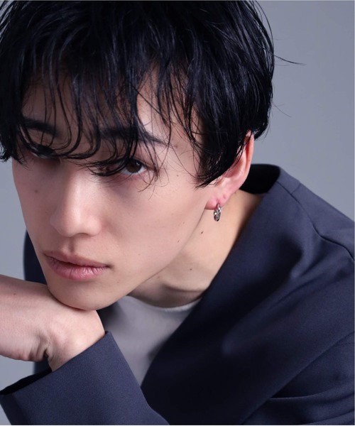 LION HEART（ライオンハート）の「【限定展開】“LH-1”G型ピアス（ツイスト）/サージカルステンレス（金属アレルギー対応）【LION HEART / ライオンハート】（ピアス（片耳用）・メンズ・ブラック/シルバー/ゴールド/ライトブラック・ONE SIZE）」の7枚目の写真