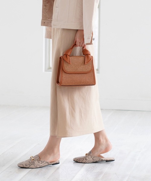 AmiAmi（アミアミ）の「ビット付きローファーミュール（サンダル・レディース・ブラック/ブラウン/キャメル/アイボリー/パイソン/ホワイト系その他/ライトブラウン/カーキ/ブラック系その他/ダークブラウン・L/LL/M/S）」の12枚目の写真