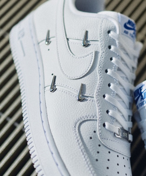 NIKE(ナイキ)の「WMNS AIR FORCE 1 '07 LX CT1990-100(スニーカー・レディース・ホワイト系その他・23.5cm/24.5cm/25.5cm/26.0cm/22.0cm/22.5cm/25.0cm/24.0cm/23.0cm/26.5cm/27.0cm/27.5cm/28.0cm/28.5cm/29.0cm)」の11枚目の写真