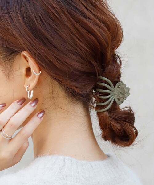 ANEMONE(アネモネ)の「シックカラーのフラワーバンス(バレッタ/ヘアクリップ・レディース・ブラック/ベージュ/ブラウン/カーキ・FREE)」の11枚目の写真