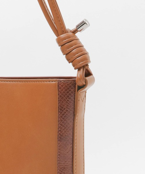 SENSE OF PLACE by URBAN RESEARCH(センスオブプレイスバイアーバンリサーチ)の「ハーフラウンドコンビトートバッグ(ショルダーバッグ・レディース・キャメル/ブラウン/ブラック・ONE)」の11枚目の写真