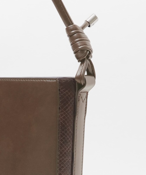 SENSE OF PLACE by URBAN RESEARCH(センスオブプレイスバイアーバンリサーチ)の「ハーフラウンドコンビトートバッグ(ショルダーバッグ・レディース・キャメル/ブラウン/ブラック・ONE)」の12枚目の写真