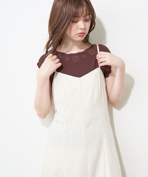 natural couture(ナチュラルクチュール)の「衿ぐりお花刺繍強撚リブニット(ニット/セーター・レディース・オフホワイト/ブラック/ブラウン/ミント/ラベンダー・FREE)」の2枚目の写真