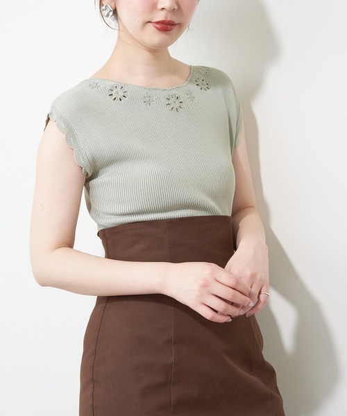 natural couture(ナチュラルクチュール)の「衿ぐりお花刺繍強撚リブニット(ニット/セーター・レディース・オフホワイト/ブラック/ブラウン/ミント/ラベンダー・FREE)」の4枚目の写真