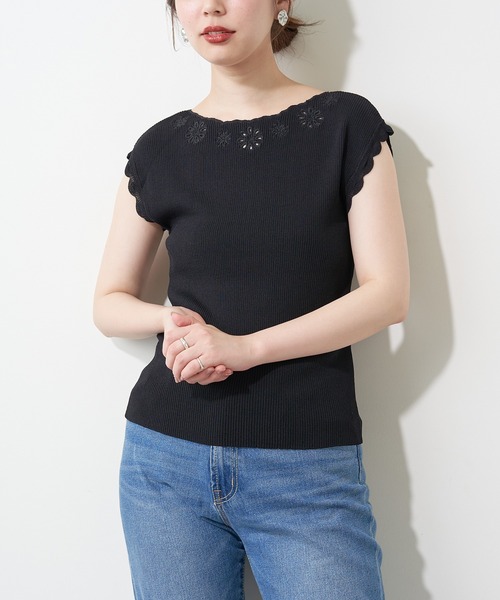 natural couture(ナチュラルクチュール)の「衿ぐりお花刺繍強撚リブニット(ニット/セーター・レディース・オフホワイト/ブラック/ブラウン/ミント/ラベンダー・FREE)」の1枚目の写真