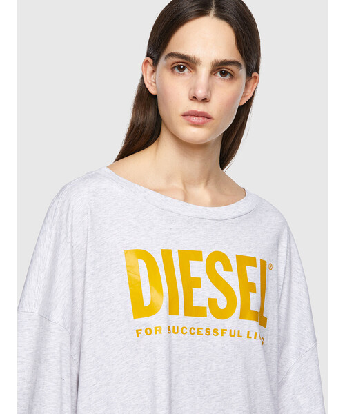 DIESEL（ディーゼル）の「レディース サステナブル ドレス ワンピース DIESEL ロゴ ビッグシルエット（ワンピース・レディース・グレー/レッド・SMALL/X-SMALL/XX-SMALL）」の4枚目の写真