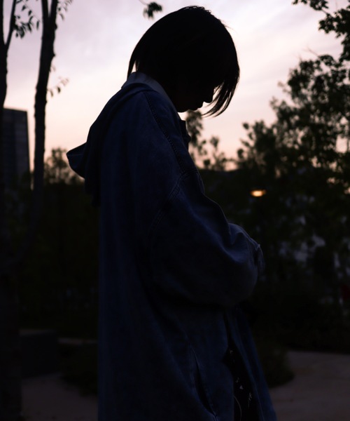 rovtski（ロフトスキー）の「【セットアップ対応】AFYFBASATTO COAT/ツイル&デニム ビッグシルエット バサっとコート（デニムジャケット・メンズ・ケミカルウォッシュ/ブラック/インディゴブルー・FREE）」の4枚目の写真