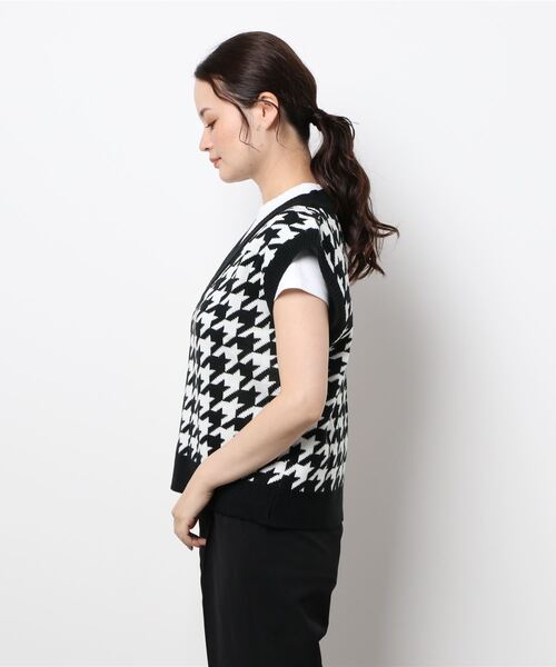 SPINNS（スピンズ）の「千鳥柄 Vネック アクリルニットベスト（ベスト・レディース・ブラック・ONESIZE）」の3枚目の写真