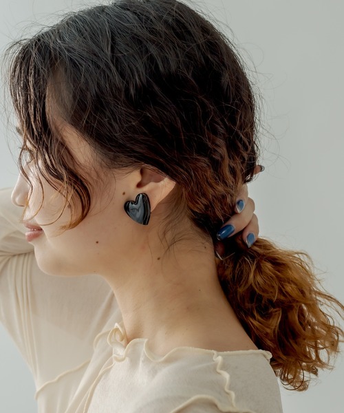 mystic(ミスティック)の「Lara ポップハートイヤリング(イヤリング・レディース・ホワイト/ブラック・ONE SIZE)」の2枚目の写真