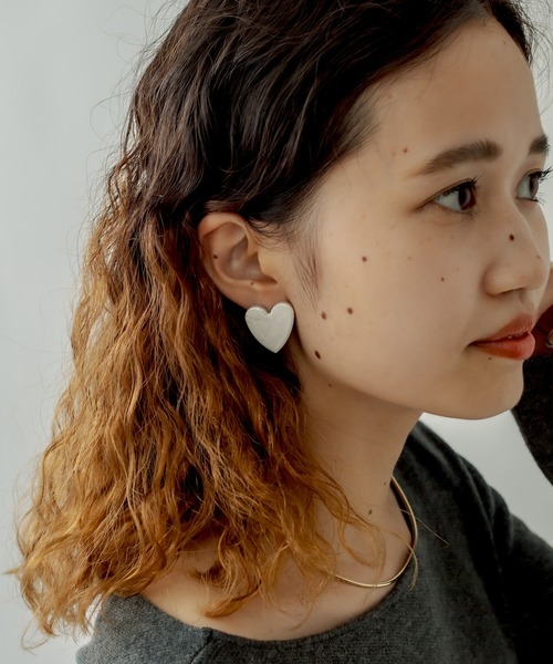 mystic(ミスティック)の「Lara ポップハートイヤリング(イヤリング・レディース・ホワイト/ブラック・ONE SIZE)」の6枚目の写真