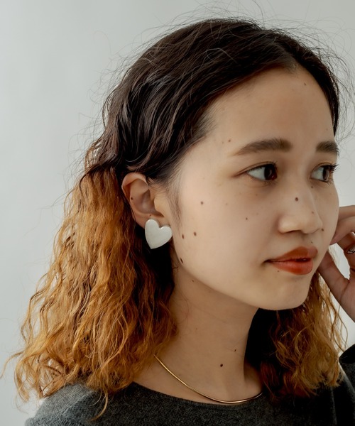 mystic(ミスティック)の「Lara ポップハートイヤリング(イヤリング・レディース・ホワイト/ブラック・ONE SIZE)」の8枚目の写真