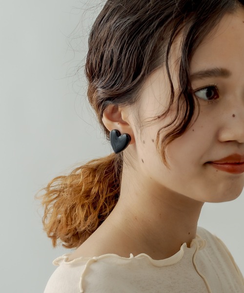 mystic(ミスティック)の「Lara ポップハートイヤリング(イヤリング・レディース・ホワイト/ブラック・ONE SIZE)」の4枚目の写真