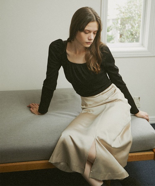 mangata(モンガータ)の「High-waist satin skirt(スカート・レディース・ベージュ/ブラウン・FREE)」の2枚目の写真