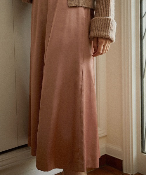 mangata(モンガータ)の「High-waist satin skirt(スカート・レディース・ベージュ/ブラウン・FREE)」の5枚目の写真