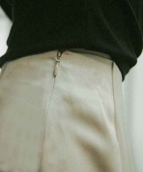 mangata(モンガータ)の「High-waist satin skirt(スカート・レディース・ベージュ/ブラウン・FREE)」の11枚目の写真