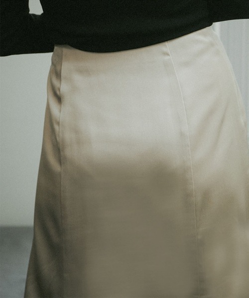 mangata(モンガータ)の「High-waist satin skirt(スカート・レディース・ベージュ/ブラウン・FREE)」の12枚目の写真