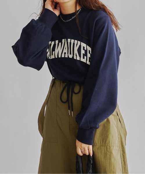 CPCM(シーピーシーエム)の「WEB限定/クロップド丈カレッジロゴスウェット(Tシャツ/カットソー・レディース・グリーン/グレー/ネイビー/グレイッシュベージュ/レッド/チャコールグレー・FREE)」の5枚目の写真
