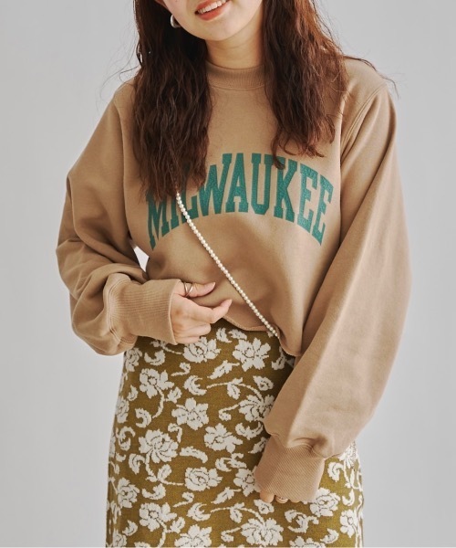 CPCM(シーピーシーエム)の「WEB限定/クロップド丈カレッジロゴスウェット(Tシャツ/カットソー・レディース・グリーン/グレー/ネイビー/グレイッシュベージュ/レッド/チャコールグレー・FREE)」の4枚目の写真