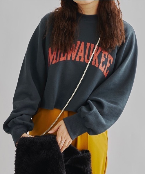 CPCM(シーピーシーエム)の「WEB限定/クロップド丈カレッジロゴスウェット(Tシャツ/カットソー・レディース・グリーン/グレー/ネイビー/グレイッシュベージュ/レッド/チャコールグレー・FREE)」の2枚目の写真