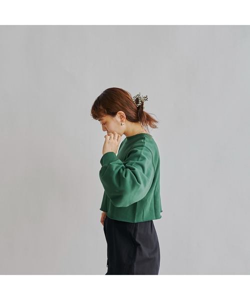 CPCM(シーピーシーエム)の「WEB限定/クロップド丈カレッジロゴスウェット(Tシャツ/カットソー・レディース・グリーン/グレー/ネイビー/グレイッシュベージュ/レッド/チャコールグレー・FREE)」の20枚目の写真