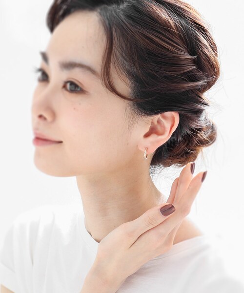 COCOSHNIK(ココシュニック)の「K10縄目中折れ フープピアス(ピアス(両耳用)・レディース・ホワイト系その他7・00)」の8枚目の写真