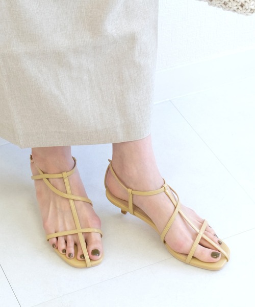 AmiAmi(アミアミ)の「キトゥンヒールアンクルストラップサンダル(サンダル・レディース・ブラック/ベージュ/イエロー/アイボリー・LL/S/M/L)」の4枚目の写真