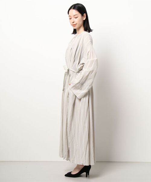 UNFIL（アンフィル）の「unfil | ギャザーシャツドレス WOMEN（ワンピース・レディース・グレー系その他/ホワイト系その他5・0）」の4枚目の写真
