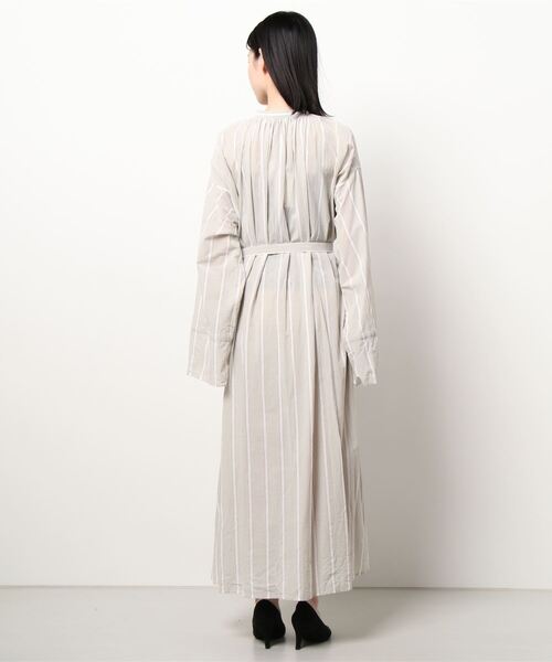 UNFIL（アンフィル）の「unfil | ギャザーシャツドレス WOMEN（ワンピース・レディース・グレー系その他/ホワイト系その他5・0）」の3枚目の写真