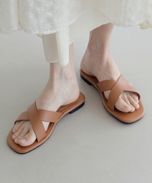 UNE MANSION（ユヌマンション）の「クロスフラットサンダル（サンダル・レディース・ブラック/ブラウン/クリーム・23㎝/24㎝/25㎝）」の2枚目の写真