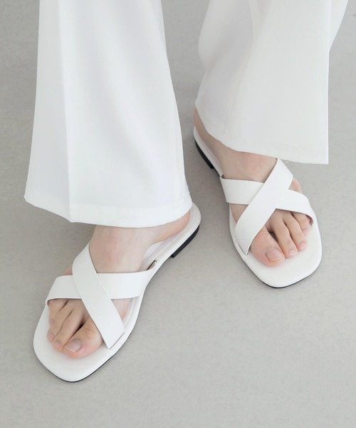 UNE MANSION（ユヌマンション）の「クロスフラットサンダル（サンダル・レディース・ブラック/ブラウン/クリーム・23㎝/24㎝/25㎝）」の6枚目の写真