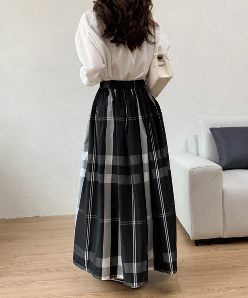 ABITOKYO（アビトーキョー）の「大柄チェックボリュームフレアロングスカート（スカート・レディース・ホワイト/ブラック/ネイビー/オレンジ/ホワイト系その他/グリーン/ブルー/レッド・S/M）」の16枚目の写真
