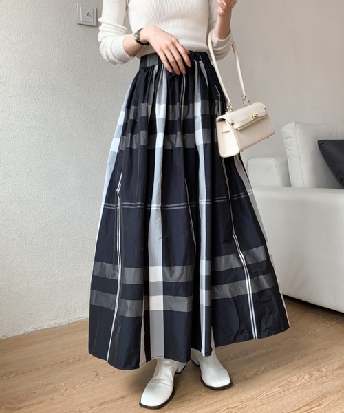 ABITOKYO（アビトーキョー）の「大柄チェックボリュームフレアロングスカート（スカート・レディース・ホワイト/ブラック/ネイビー/オレンジ/ホワイト系その他/グリーン/ブルー/レッド・S/M）」の19枚目の写真