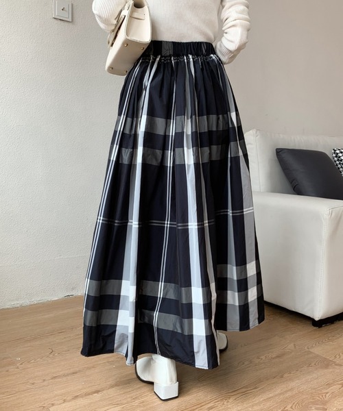 ABITOKYO（アビトーキョー）の「大柄チェックボリュームフレアロングスカート（スカート・レディース・ホワイト/ブラック/ネイビー/オレンジ/ホワイト系その他/グリーン/ブルー/レッド・S/M）」の9枚目の写真