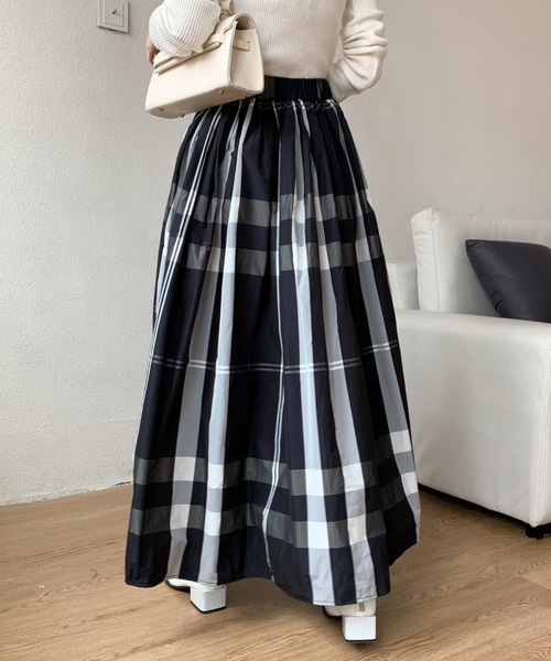 ABITOKYO（アビトーキョー）の「大柄チェックボリュームフレアロングスカート（スカート・レディース・ホワイト/ブラック/ネイビー/オレンジ/ホワイト系その他/グリーン/ブルー/レッド・S/M）」の22枚目の写真