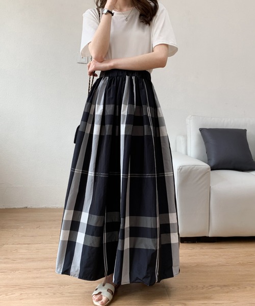 ABITOKYO（アビトーキョー）の「大柄チェックボリュームフレアロングスカート（スカート・レディース・ホワイト/ブラック/ネイビー/オレンジ/ホワイト系その他/グリーン/ブルー/レッド・S/M）」の17枚目の写真