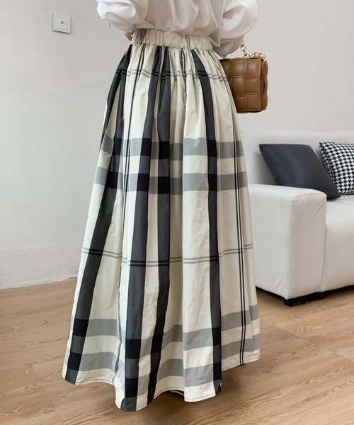 ABITOKYO（アビトーキョー）の「大柄チェックボリュームフレアロングスカート（スカート・レディース・ホワイト/ブラック/ネイビー/オレンジ/ホワイト系その他/グリーン/ブルー/レッド・S/M）」の11枚目の写真