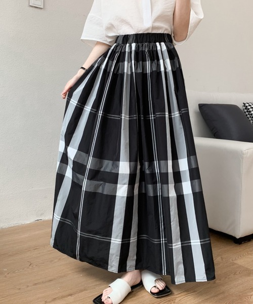 ABITOKYO（アビトーキョー）の「大柄チェックボリュームフレアロングスカート（スカート・レディース・ホワイト/ブラック/ネイビー/オレンジ/ホワイト系その他/グリーン/ブルー/レッド・S/M）」の14枚目の写真