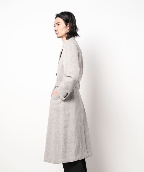 L.H.P Private Brand(エルエイチピープライベートブランド)の「Robes&Confections/ローブス&コンフェクションズ/ジロンファーストラムウールヘリンボーンコート(ステンカラーコート・メンズ・アイボリー・3)」の2枚目の写真