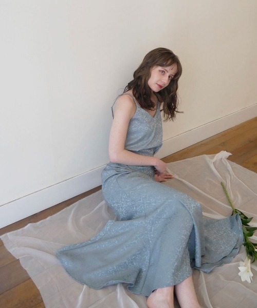 Reurie'（レウリィ）の「ジャガードVネックキャミソール(セットアップ対応) / ノースリーブ ビスチェ キャミ 花柄 アイボリー ベージュ ブルー ブラック setup（キャミソール・レディース・ブラック/ベージュ/ブルー・FREE）」の4枚目の写真