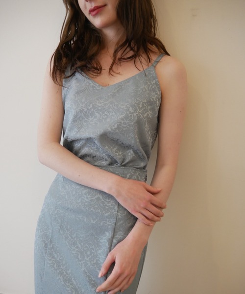 Reurie'（レウリィ）の「ジャガードVネックキャミソール(セットアップ対応) / ノースリーブ ビスチェ キャミ 花柄 アイボリー ベージュ ブルー ブラック setup（キャミソール・レディース・ブラック/ベージュ/ブルー・FREE）」の5枚目の写真