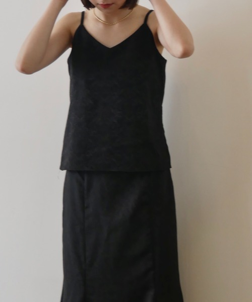 Reurie'（レウリィ）の「ジャガードVネックキャミソール(セットアップ対応) / ノースリーブ ビスチェ キャミ 花柄 アイボリー ベージュ ブルー ブラック setup（キャミソール・レディース・ブラック/ベージュ/ブルー・FREE）」の8枚目の写真