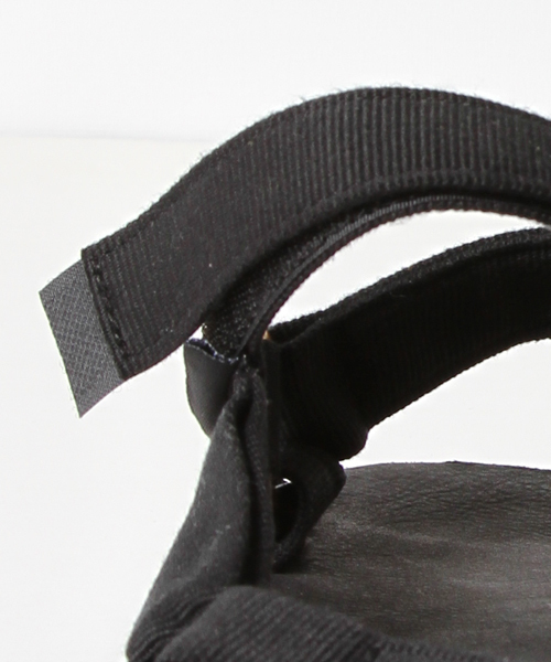 Teva（テバ）の「TEVA × AMERICAN RAG CIE ゴールドストラップサンダル（サンダル・メンズ・ブラック・10/9/8）」の5枚目の写真