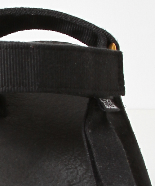 Teva（テバ）の「TEVA × AMERICAN RAG CIE ゴールドストラップサンダル（サンダル・メンズ・ブラック・10/9/8）」の6枚目の写真