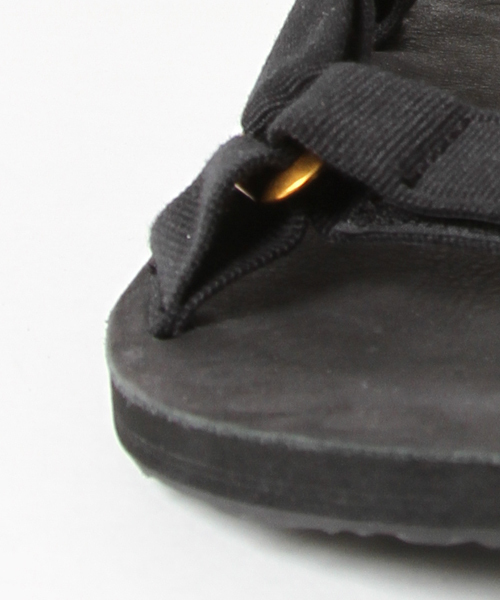 Teva（テバ）の「TEVA × AMERICAN RAG CIE ゴールドストラップサンダル（サンダル・メンズ・ブラック・10/9/8）」の7枚目の写真