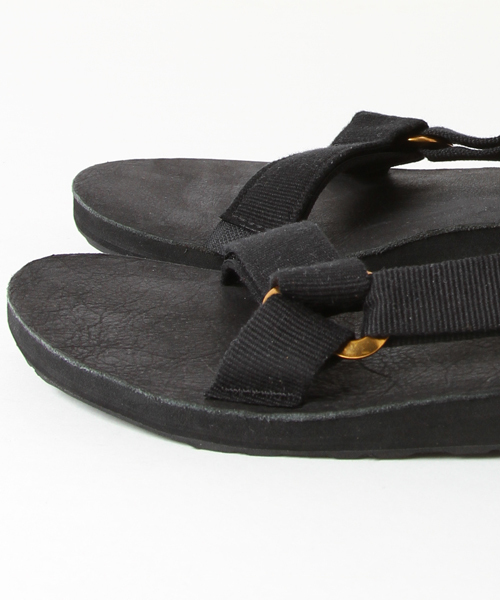 Teva（テバ）の「TEVA × AMERICAN RAG CIE ゴールドストラップサンダル（サンダル・メンズ・ブラック・10/9/8）」の10枚目の写真