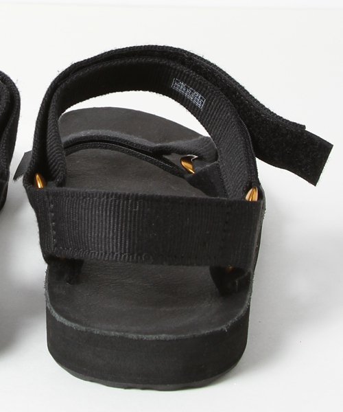 Teva（テバ）の「TEVA × AMERICAN RAG CIE ゴールドストラップサンダル（サンダル・メンズ・ブラック・10/9/8）」の2枚目の写真