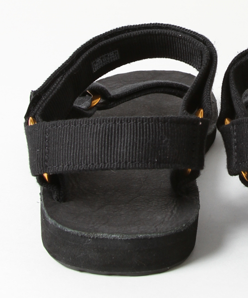 Teva（テバ）の「TEVA × AMERICAN RAG CIE ゴールドストラップサンダル（サンダル・メンズ・ブラック・10/9/8）」の3枚目の写真