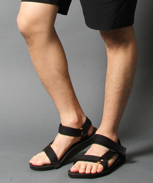 Teva（テバ）の「TEVA × AMERICAN RAG CIE ゴールドストラップサンダル（サンダル・メンズ・ブラック・10/9/8）」の14枚目の写真